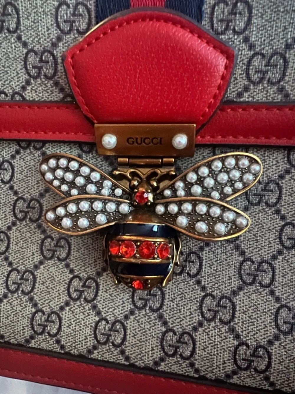 Gucci Beige GG Supreme Top Handle Satchel with Red Trim and Bee - Picture 2 of 6